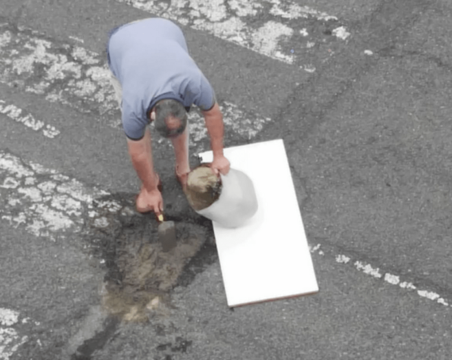 Imagen del vecino ejerciendo de albañil en la calle Magallanes / TA